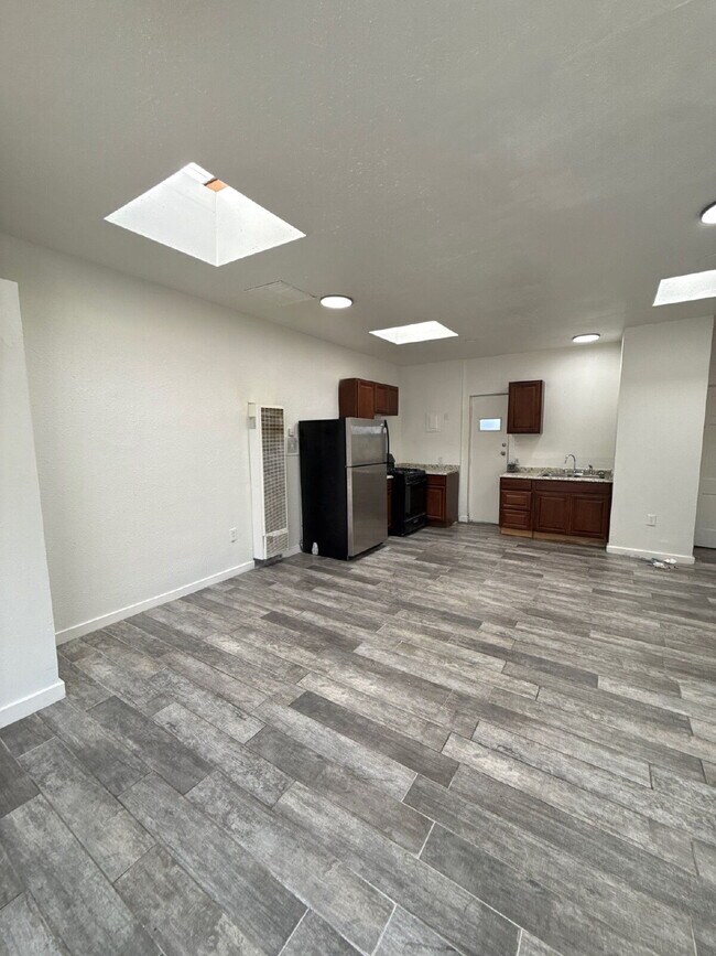 Building Photo - Hidden gem in Ridgecrest! Studio apartment! Move-in special!