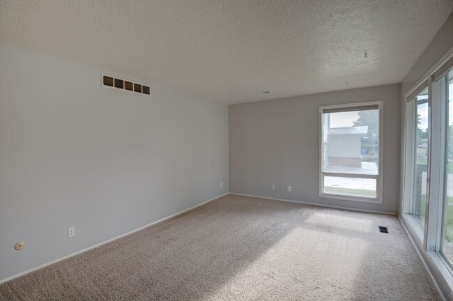 Building Photo - 4 Bedroom 2 Bathroom Located on the Boise Bench (Available for a 6 month lease).