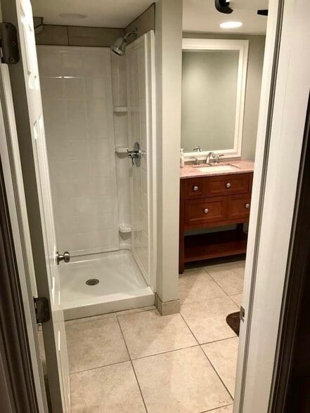 Unit 1 - 4538 Wentworth Ave