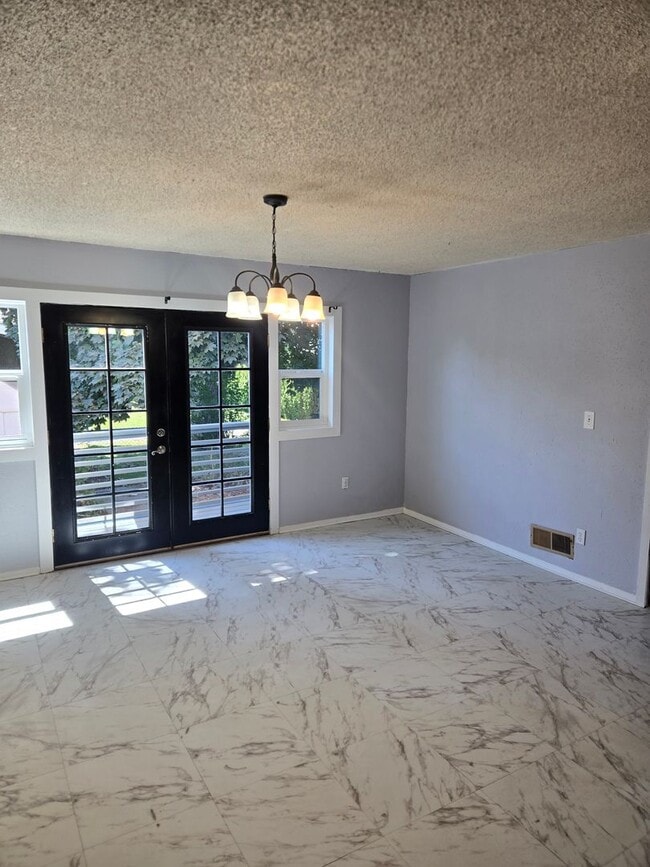 Building Photo - Cozy Eastgate Home