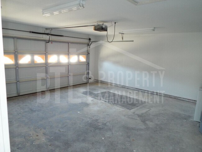 Building Photo - Beautiful 3BR Home in The Highlands with Community Pool