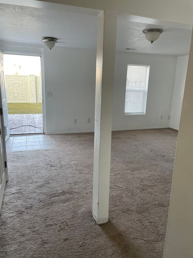 Building Photo - BEAUIFUL TOWNHOME!!!