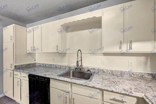 Building Photo - 409 Rockcrest Dr