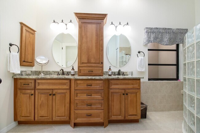 Building Photo - Palm Aire Fully Furnished Rental