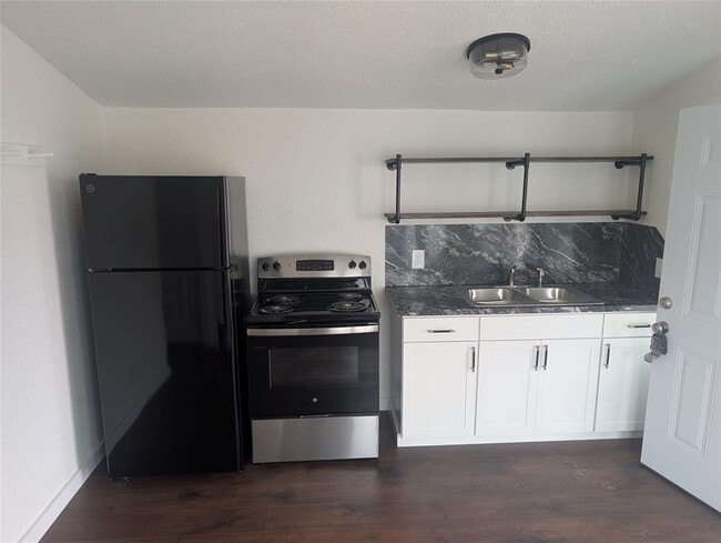 Building Photo - 3019 E 12th St