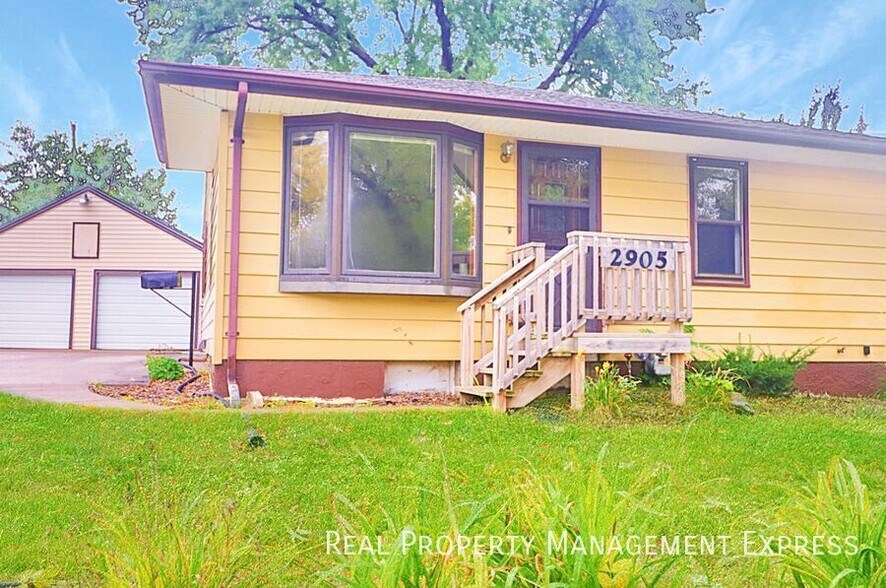 Primary Photo - 3 Bed Home w/ Large Garage
