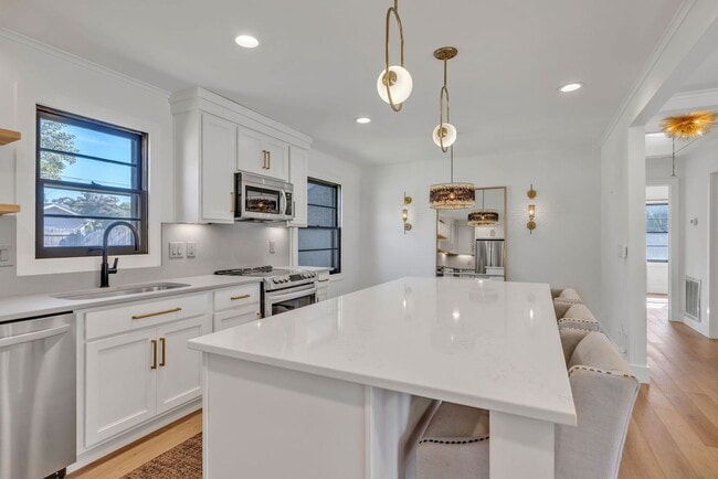 Building Photo - Beautifully furnished short-term rental in...