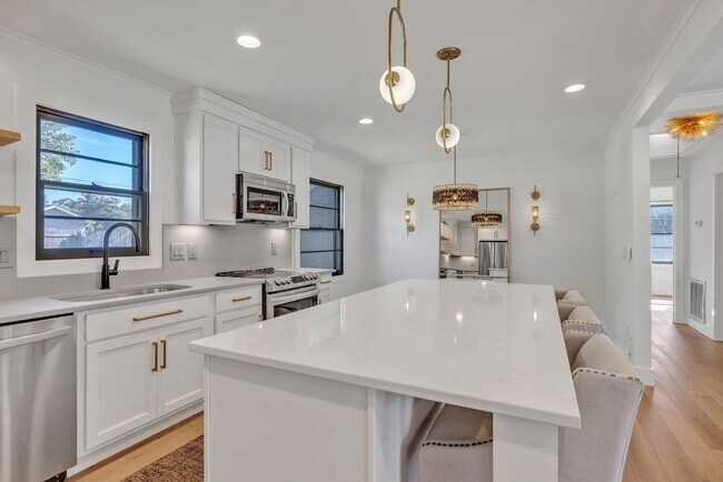 Building Photo - Beautifully furnished short-term rental in Historic Downtown Franklin!