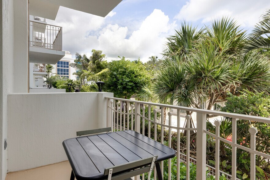 Building Photo - 3880 NE 6th Ave