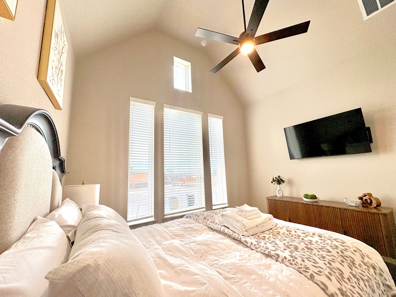 Building Photo - 275 Ginger St