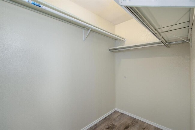 Building Photo - 6202 Skyline Dr