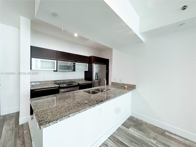 Building Photo - 951 Brickell Ave