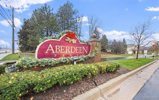 Building Photo - 5472 Pine Aires Dr