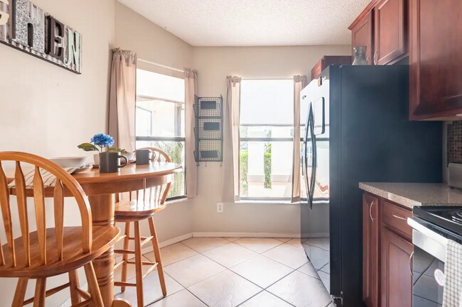 Building Photo - 134 Lakepointe Cir