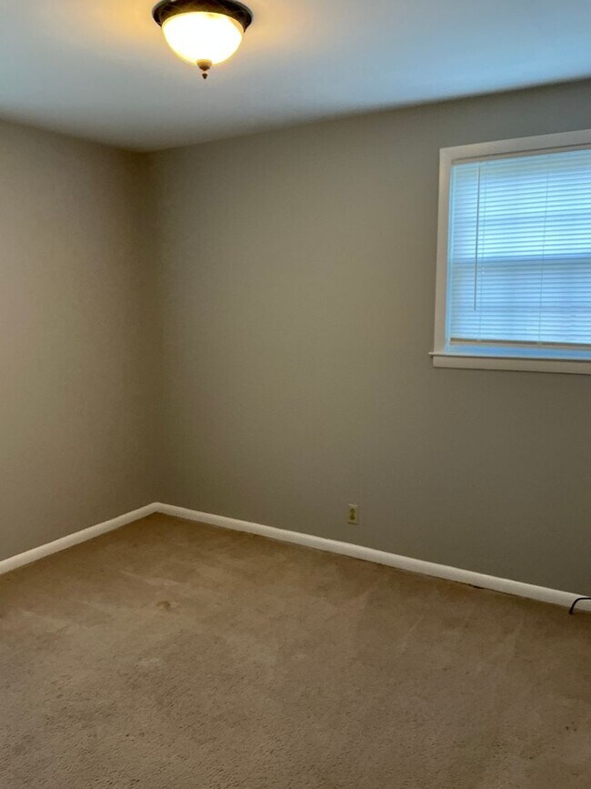 Building Photo - 2802 Thrush Dr