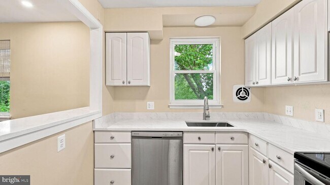 Building Photo - 333 Lacey Ave