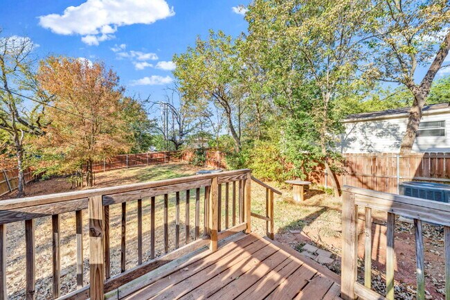 Building Photo - "Charming 3-Bed, 2-Bath Denison Home with Elegant Granite Countertops!"