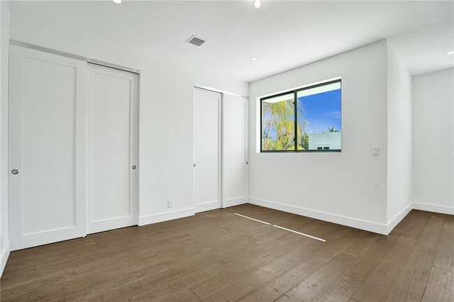 Building Photo - 1211 SE 1st St