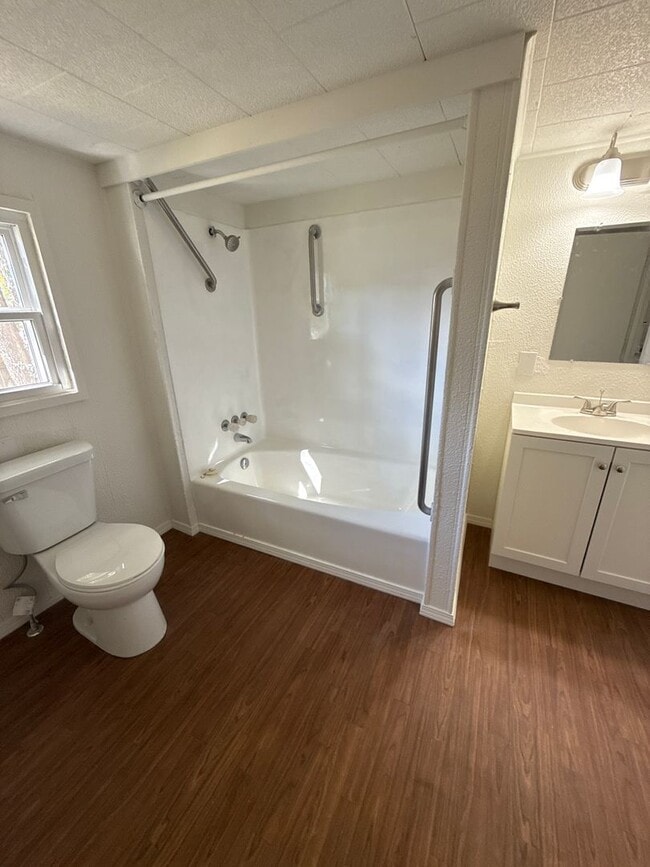 Building Photo - 3 bedroom/2 bath house