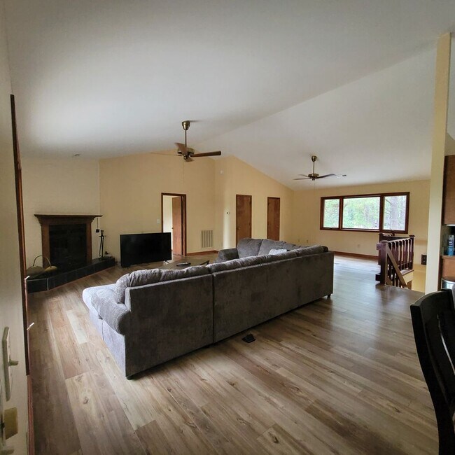 Building Photo - Beautiful Property Located in Seven Lakes near Pinehurst! Located on the Golf Course with Amazing...