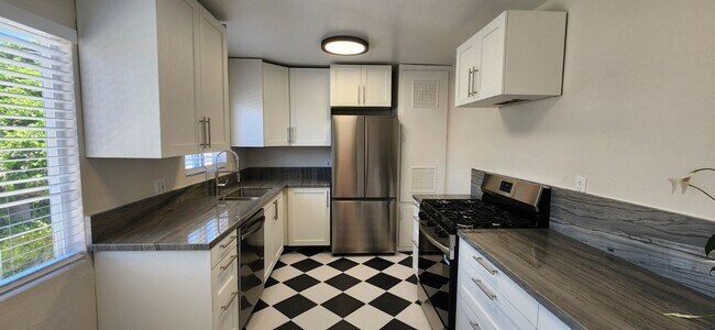 Building Photo - Kensington: Renovated Spacious Residence: Cook's kitchen, Includes parking