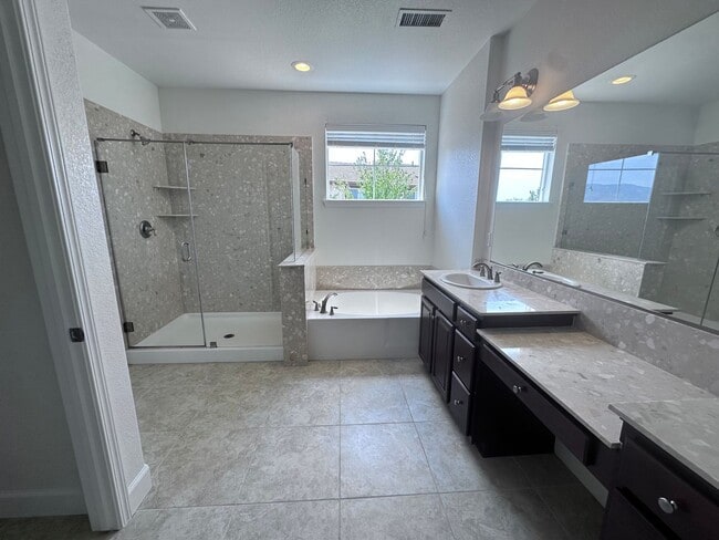 Building Photo - 10735 Ridgebrook Dr
