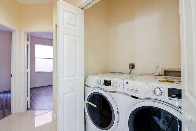 Building Photo - Newly Remodeled 3/2 in Cooper City