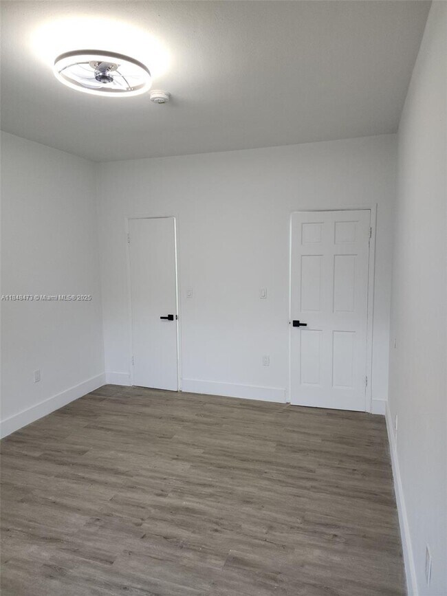 Building Photo - 2101 Normandy Dr
