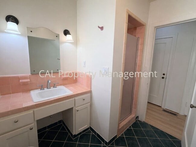 Building Photo - 3 bedroom 2 bathroom single level home!