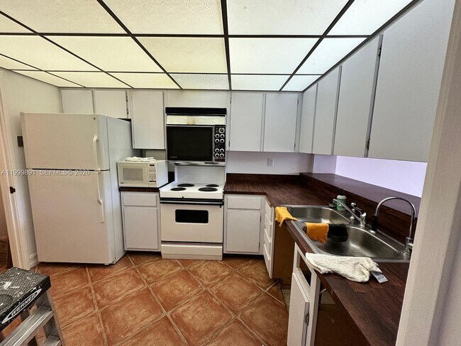 Building Photo - 201 Crandon Blvd