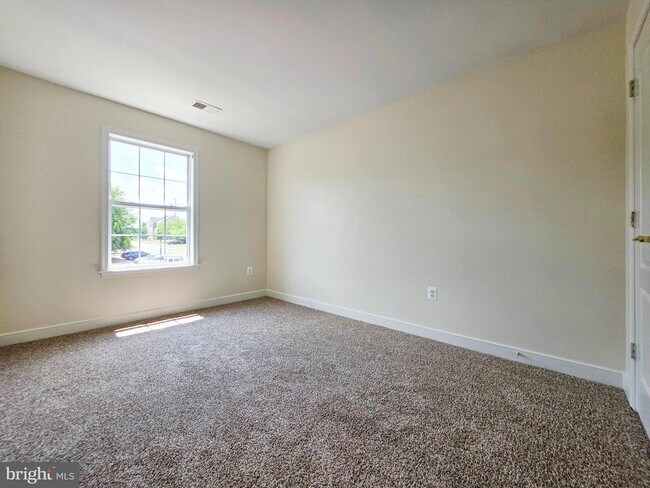 Building Photo - 3300 Broker Ln