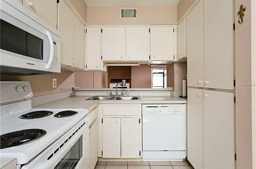 Building Photo - 7617 tamarind ave