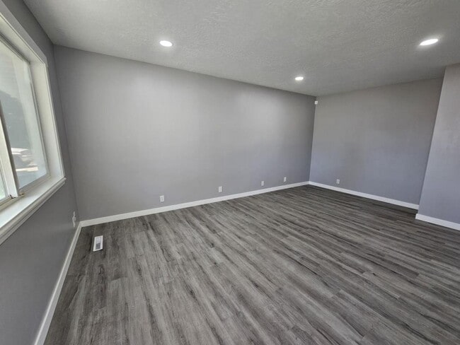 Building Photo - 190 W 2050 N