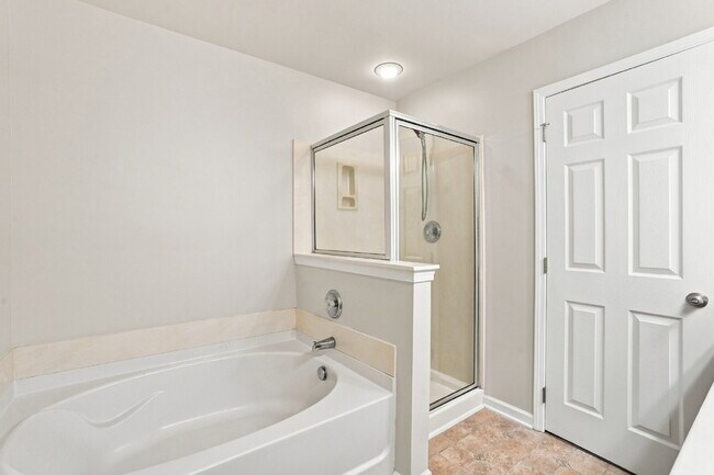 Building Photo - Spacious End Unit Townhome!