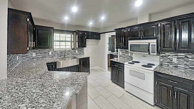 Building Photo - 3 Bedroom 2 Bath Home Conveniently Located in Moore