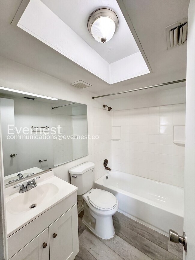 Building Photo - Limited Time Special Offer / 3 Bed/1.5 Bath Home with Carport / Pet-Friendly / Available Now!
