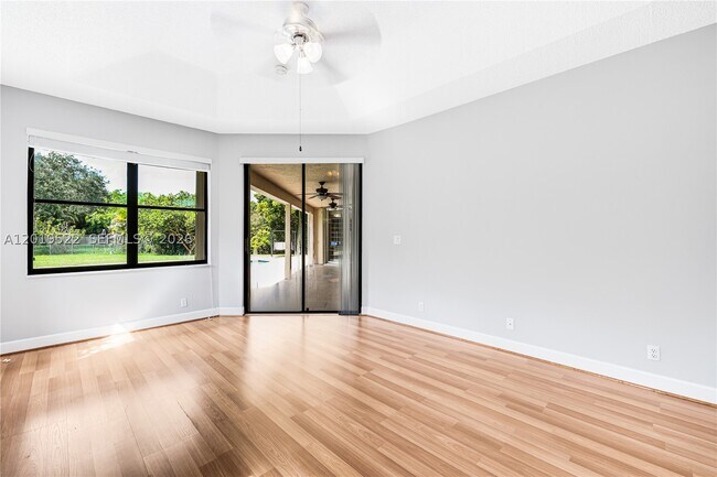 Building Photo - 1256 Manor Dr S
