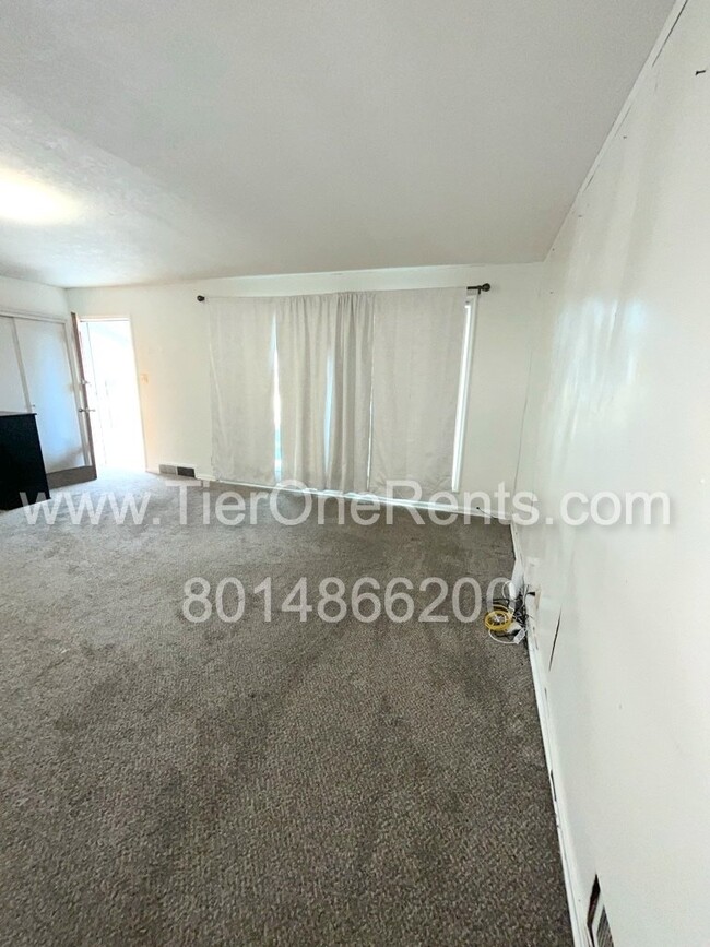 Building Photo - Move-in special: $500 off First months rent