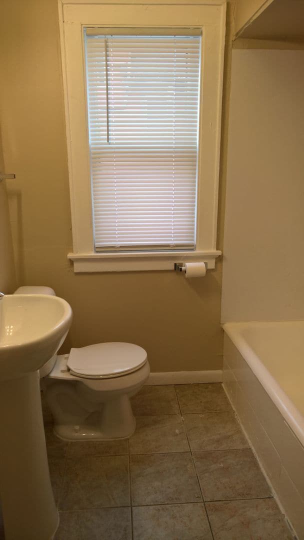 Building Photo - Remodeled Spacious Two Bedroom Lower Duplex!