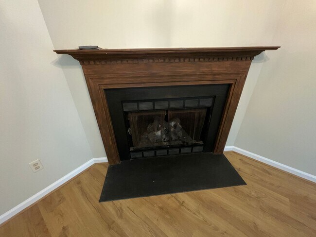 Building Photo - Now Available to View! Immaculate 2 bed, 2 bath, Fireplace, Garage, Granite and More!!