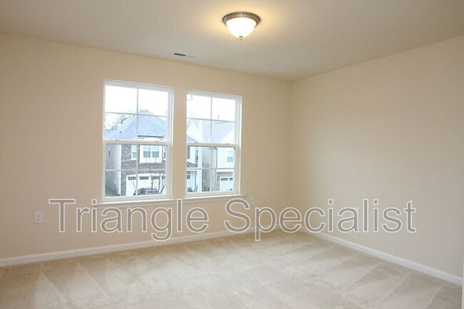 Building Photo - 215 Begen St