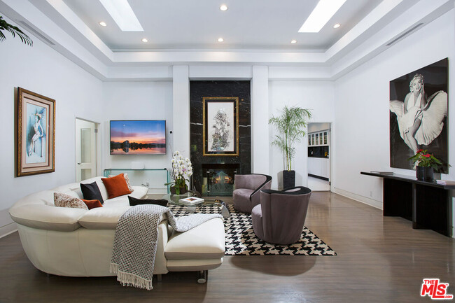 Building Photo - 1166 San Ysidro Dr