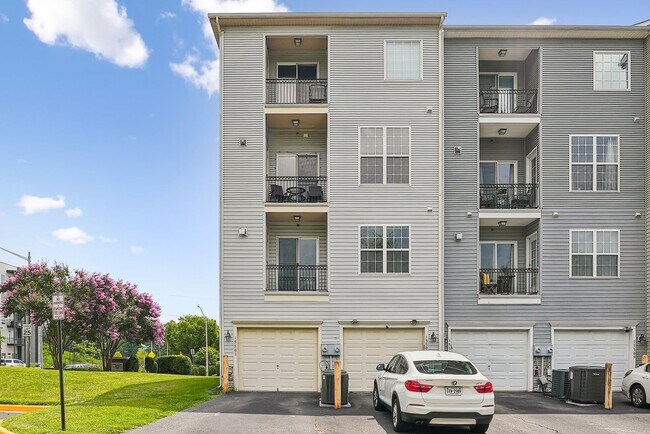 Building Photo - Beautiful End-Unit Townhome-Style Condo Ne...