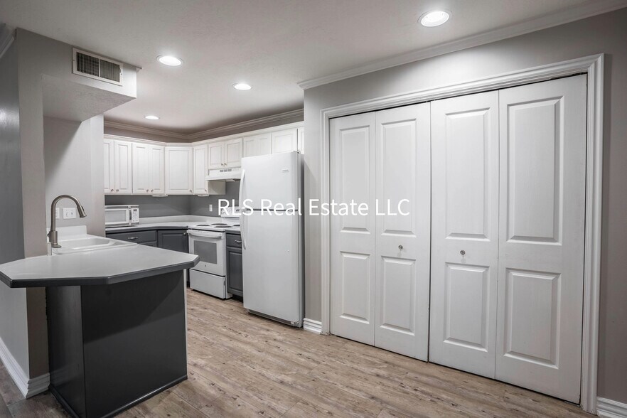 Building Photo - 1547 N Riverside Ave