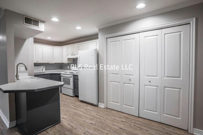 Building Photo - 1547 N Riverside Ave