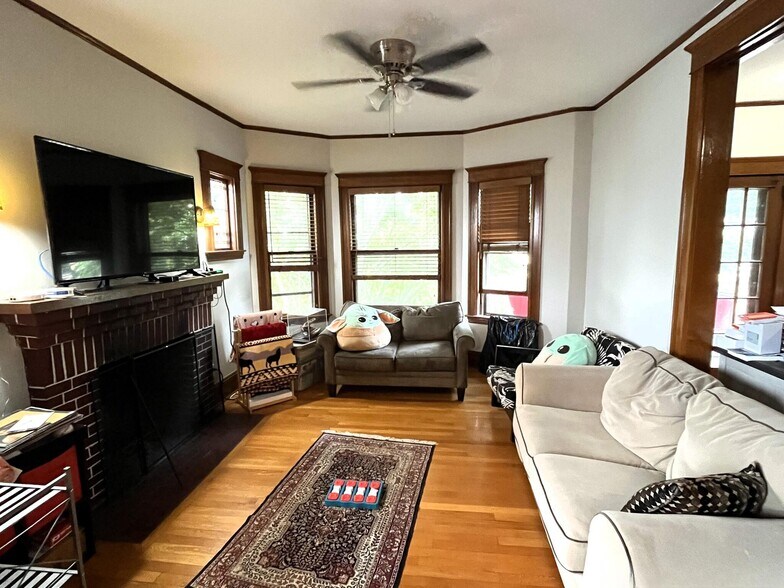 Building Photo - 334-336 School St