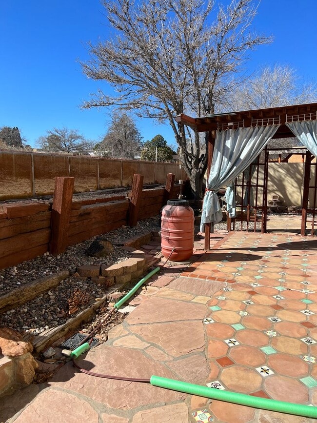 Building Photo - Beautiful 3 Bedroom 2 Bath Home with priva...