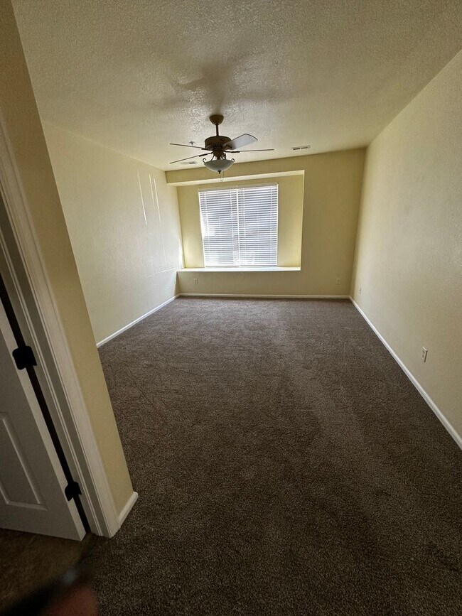 Building Photo - Move in Ready!!  3 Bedroom Condo - Cherry Grove - Aurora.....