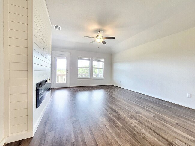 Building Photo - Beautiful 3-Bedroom, 2-Bath Modern Home fo...