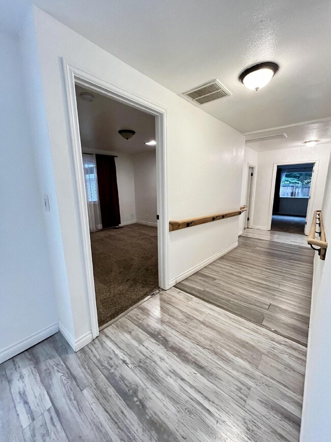 Building Photo - Elegant Puyallup Home with Full 2-Bedroom ADU and Panoramic City Views